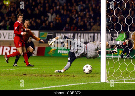 Fußball - FA Barclaycard Premiership - Wolverhampton Wanderers gegen Liverpool. Kenny Miller (2. L) von Wolverhampton Wanderers schlägt den Ball am Liverpooler Torwart Jerzy Dudek vorbei, um das Ausgleichstor zu erreichen Stockfoto