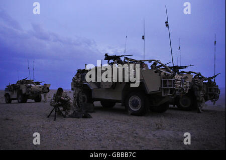 Die Nacht bricht an, als die Sonne auf einem Bergrücken in der östlichen Wüste untergeht, wo Truppen des 1. Die Queens Dragoon Guards einen Feuerkampf zwischen den Taliban und der afghanischen Nationalarmee in der Nawa-Region der Provinz Helmand in der Nähe der östlichen Wüste beobachteten. Stockfoto