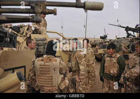 Die britische Armee patrouilliert durch die östliche Wüste in der Provinz Helmand, Afghanistan. Stockfoto