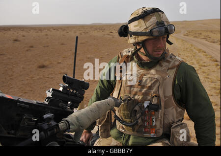 Die britische Armee patrouilliert durch die östliche Wüste in der Provinz Helmand, Afghanistan. Stockfoto