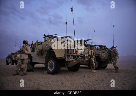 Die Nacht bricht an, als die Sonne auf einem Bergrücken in der östlichen Wüste untergeht, wo Truppen des 1. Die Queens Dragoon Guards einen Feuerkampf zwischen den Taliban und der afghanischen Nationalarmee in der Nawa-Region der Provinz Helmand in der Nähe der östlichen Wüste beobachteten. Stockfoto