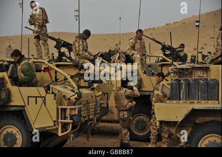 Die britische Armee patrouilliert durch die östliche Wüste in der Provinz Helmand, Afghanistan. Stockfoto