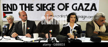 (Von links nach rechts) die Friedenskampagnerinnen Annie Lennox, Anas Al Tikriti, Alexei Sayle, Bianca Jagger und Tariq Ali während einer Pressekonferenz in London, bei der die Gruppe Israel aufforderte, die Bombardierung von Gaza einzustellen. Stockfoto