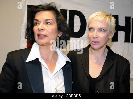 Die Friedenskampagnerinnen Annie Lennox (rechts) und Bianca Jagger während einer Pressekonferenz zur "Stoppt den Krieg"-Demonstration in London, bei der die Gruppe Israel aufforderte, die Bombardierung von Gaza einzustellen. Stockfoto