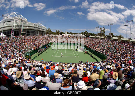 ATennis - Australian Open 2004 - zweite Runde. Eine allgemeine Sicht auf die Margaret Court Arena, als der britische Tim Henman die tschechische Radek Stepanek spielt Stockfoto