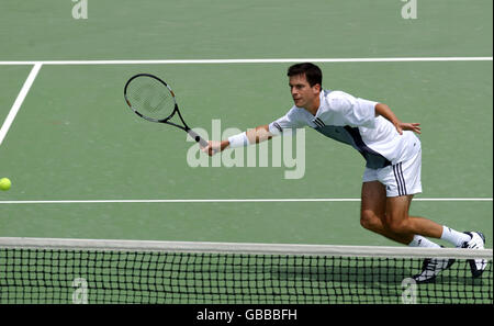 Tennis - Australian Open 2004 - Zweite Runde. Der britische Tim Henman streckt sich, um eine Rückkehr von Radek Stepanek aus der Tschechischen Republik zu erreichen Stockfoto