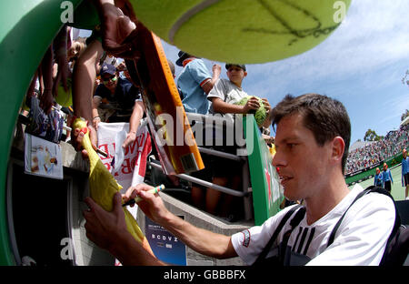 Tennis - Australian Open 2004 - Zweite Runde. Nach seinem Sieg über den tschechischen Radek Stepanek gibt der britische Tim Henman Autogramme für Fans Stockfoto