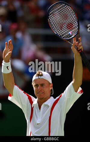 Tennis - Australian Open 2004 - Zweite Runde. Der Australier Lleyton Hewitt dankt der Menge für ihre Unterstützung nach seinem Sieg über den slowakischen Karol Kucera Stockfoto