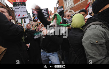 Demonstranten werfen Tomaten vor die ägyptische Botschaft in London, um gegen die israelische Bombardierung in Gaza zu protestieren. Stockfoto