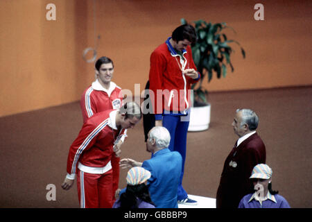 Der US-Amerikaner Richard Colella (l, hinten) sieht sich an, während der britische David Wilkie (r) seine Goldmedaille genauer betrachtet und der US-Amerikaner John Hencken (l, vorne) seine Silbermedaille erhält Stockfoto