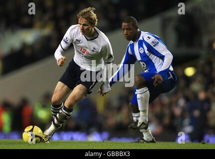 Fußball - FA Cup - Dritte Runde - Tottenham Hotspur gegen Wigan Athletic - White Hart Lane. Tottenham Hotspur's Roman Pavlyuchenko (links) und Titus Bramble von Wigan Athletic kämpfen um den Ball. Stockfoto