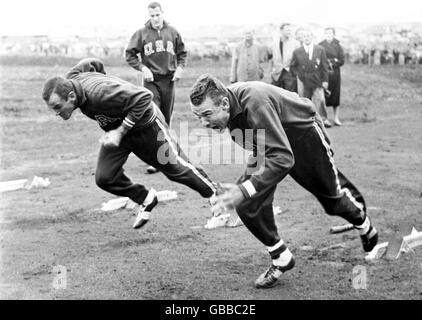 (L-R) der US-Amerikaner Bobby Morrow, dreifacher Goldmedaillengewinnerin in den 100, 200 und 4x100 m, und Thane Baker, Silbermedaillengewinnerin in den 100 m, Training für die Olympischen Spiele Stockfoto