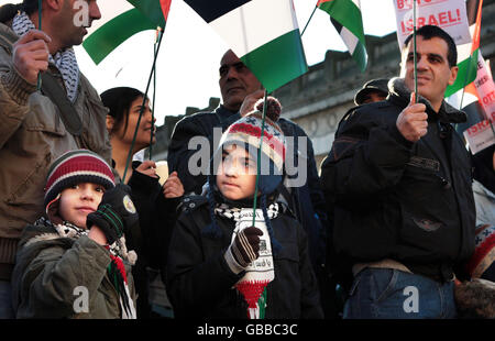 Jugendliche schließen sich den Demonstranten im Zentrum von Edinburgh an, die gegen Israels Bombenangriff in Gaza protestieren. Stockfoto