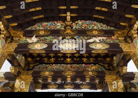 Schließen Sie die Ansicht auf dem wunderschön geschnitzten und verzierten Tor von Schloss Nijo-Jo in Kyoto, Japan. Stockfoto