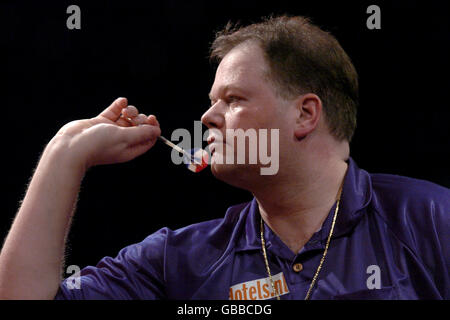 Darts - BDO-Weltmeisterschaft 2004. Raymond Van Barneveld im Kampf gegen Paul Hogan Stockfoto