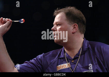 Darts, BDO-Weltmeisterschaft 2004. Raymond Van Barneveld im Kampf gegen Paul Hogan Stockfoto