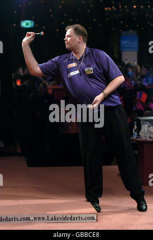 Darts - BDO-Weltmeisterschaft 2004. Raymond Van Barneveld im Kampf gegen Paul Hogan Stockfoto