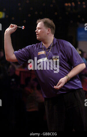 Darts, BDO-Weltmeisterschaft 2004. Raymond Van Barneveld im Kampf gegen Paul Hogan Stockfoto