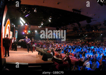 Darts, BDO-Weltmeisterschaft 2004. Raymond Van Barneveld im Kampf gegen Paul Hogan Stockfoto