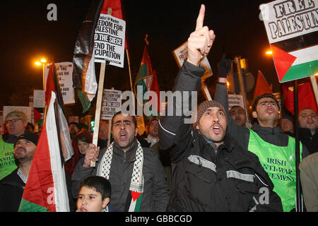 Hunderte von Demonstranten versammeln sich heute Abend vor der israelischen Botschaft in Dublin, um gegen die sich verschärfende Gewalt im Gaza-Konflikt zu protestieren. Stockfoto