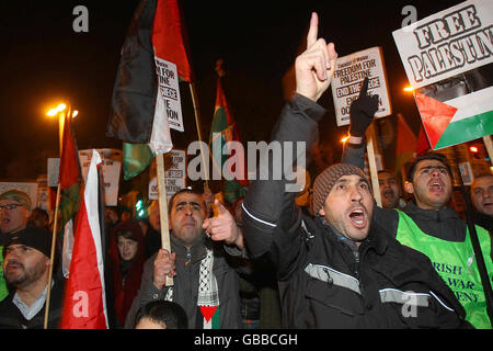 Hunderte von Demonstranten versammeln sich heute Abend vor der israelischen Botschaft in Dublin, um gegen die sich verschärfende Gewalt im Gaza-Konflikt zu protestieren. Stockfoto