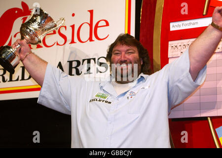 Darts - BDO World Championship 2004 - Finale. Andy Fordham feiert mit der Trophäe Stockfoto