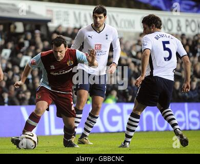 Fußball - Carling Cup - Halbfinale - Erstes Bein - Tottenham Hotspur gegen Burnley - White Hart Lane. Burnleys Robbie Blake (links) in Aktion mit Tottenham Hotspur's David Bentley (rechts). Stockfoto