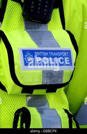 Ein britischer Verkehrspolizist am Bahnhof Bromley South im Großraum London. Stockfoto