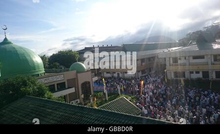 Marawi City, Philippinen. 6. Juli 2016. Tausende von Muslimen in Marawi City besucht Eid'l Fitr Morgengebet auf dem Gelände der provinziellen Kapitol von Lanao del Sur. Der Provinz Lanao del Sur besteht aus 92 % der muslimischen Bevölkerung Maranao. Bildnachweis: Sherbien Dacalanio / pazifische Presse/Alamy Live News Stockfoto