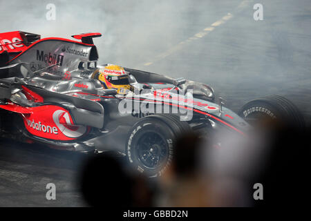 Formel-1-Weltmeister Lewis Hamilton geht auf die Strecke In seinem WM-Siegerauto Stockfoto