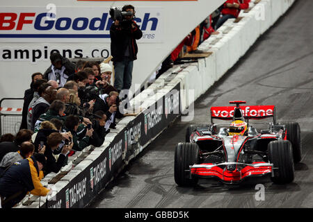 Motorsport - Race of Champions - Wembley Stadium. Formel-1-Weltmeister Lewis Hamilton geht in seinem Weltmeisterschaftsauto auf die Strecke Stockfoto