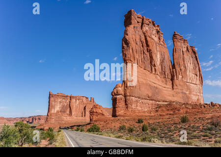 Straße entlang des Gerichtsgebäudes Türme im Arches National Park, USA Stockfoto