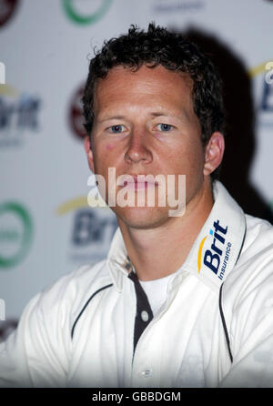 Surrey Captain Jonathan Batty sieht sich die Aktion von Brit an Versicherung - das neue Surrey CCC Shirt und Bodensponsoren Stockfoto