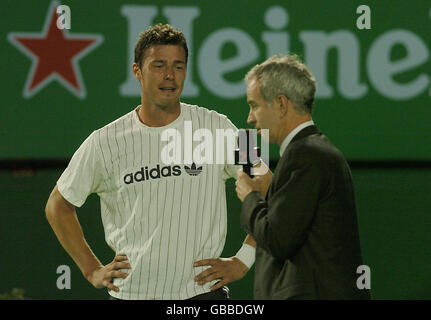 Marat Safin von Russland wird von Tennis-Legende John interviewt McEnroe nach dem Sieg über Andy Roddick aus den USA Stockfoto
