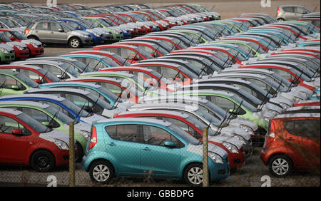 Neue Autos warten am Hafen von Avonmouth in der Nähe von Bristol. Stockfoto