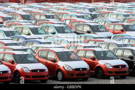 Der Verkauf von Neuwagen geht zurück. Neue Autos warten an den Docks im Hafen von Avonmouth in der Nähe von Bristol. Stockfoto