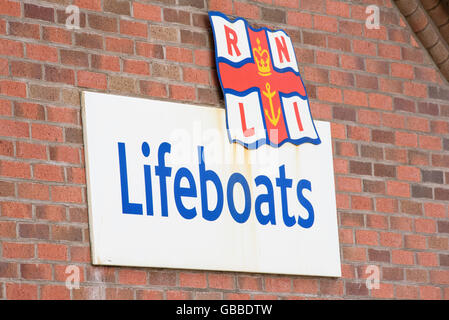 RNLI Rettungsboote Schild an der Wand die Rettungsstation am Meer in Blackpool, Lancashire, UK Stockfoto