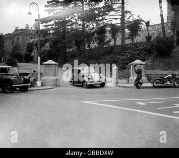 Das Auto mit John George Haigh, der wegen des Mordes an Frau Olive Durand-Deacon angeklagt war, der das Gefängnis Lewes verließ, Sussex für das Assize Court. Stockfoto