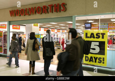 Woolworths Geschäft in Nottingham Victoria Centre kurz vor Schließung. Woolworths, 97-99 Victoria Centre, Stadtzentrum, Nottingham. NG1 3PA Stockfoto