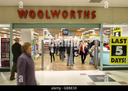 Woolworths Geschäft in Nottingham Victoria Centre kurz vor Schließung. Woolworths, 97-99 Victoria Centre, Stadtzentrum, Nottingham. NG1 3PA Stockfoto