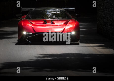 Ein Aston Martin Vulcan fährt vorbei der Feuerstein Wand während der Super Auto laufen auf dem Goodwood Festival of Speed 2016 Stockfoto