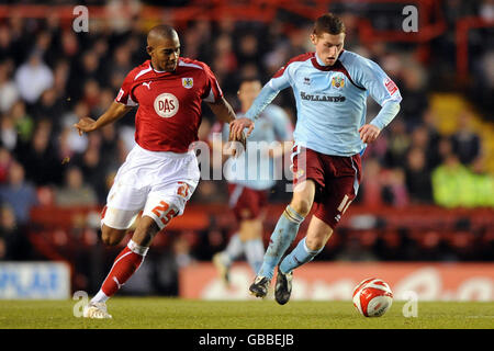 Fußball - Coca-Cola Football League Championship - Bristol City / Burnley - Ashton Gate. Chris McCann von Burnley (rechts) in Aktion mit Marvin Elliott von Bristol City. Stockfoto