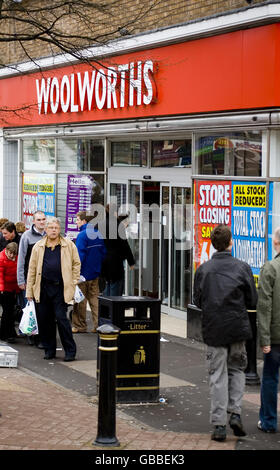 Allgemeine Ansicht der Vorderseite eines Woolworths Speicher in Newcastle-under-Lyme, kurz vor dem Schließen. High Street, Newcastle, Staffordshire. ST5 1QF Stockfoto