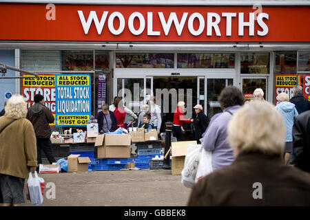 Allgemeine Ansicht der Vorderseite eines Woolworths Speicher in Newcastle-under-Lyme, kurz vor dem Schließen. High Street, Newcastle, Staffordshire. ST5 1QF Stockfoto