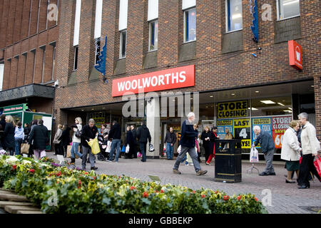 Gesamtansicht der Vorderseite eines Woolworths-Ladens in Hanley, Stoke-on-Trent, kurz vor Schließung. 7-9 Upper Market Square Stoke-on-Trent, ST1 1PY Stockfoto