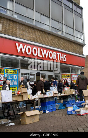 Allgemeine Ansicht der Vorderseite eines Woolworths Speicher in Newcastle-under-Lyme, kurz vor dem Schließen. High Street, Newcastle, Staffordshire. ST5 1QF Stockfoto