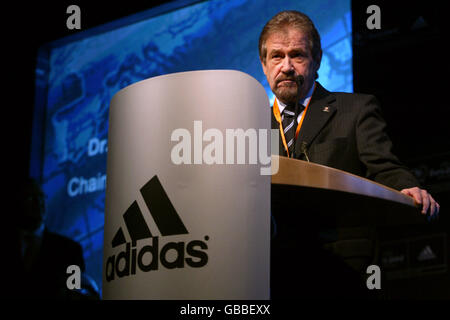 Fußball - Launch der offiziellen UEFA Euro 2004 Spielball - Adidas Roteiro Stockfoto