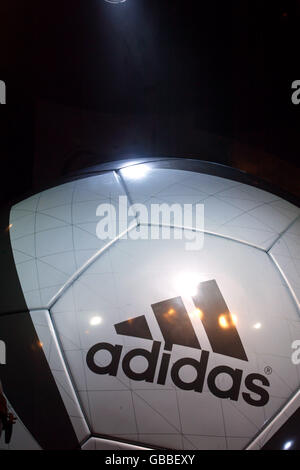 Fußball - Launch der offiziellen UEFA Euro 2004 Spielball - Adidas Roteiro Stockfoto