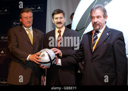 L-R: Gehard Aigner, UEFA-CEO, CEO von Adidas und Dr. Gilberto Madail, portugiesischer Fußball-Präsident und Vorstandsvorsitzender der Euro 2004 mit dem neuen Adidas-Spieltageball Stockfoto