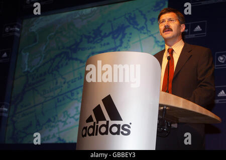 Fußball - Launch der offiziellen UEFA Euro 2004 Spielball - Adidas Roteiro Stockfoto